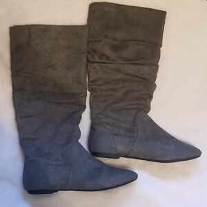 American Eagle Gray Soft Marley Boots with Hard Bottoms. Size 9.